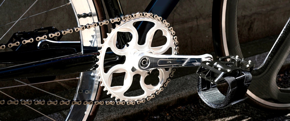 I pedali flat servono a fornire una superficie piatta su cui appoggiare i piedi durante la pedalata.